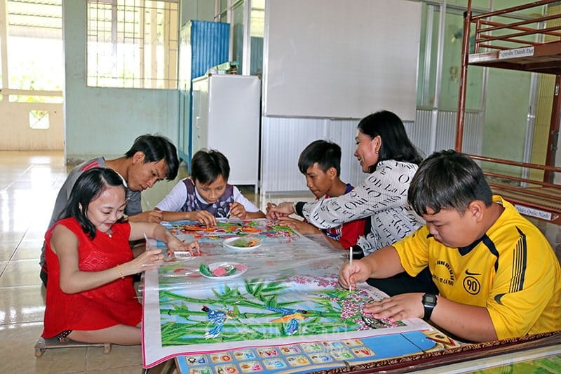 Làm tranh đính đá vào thời gian rảnh